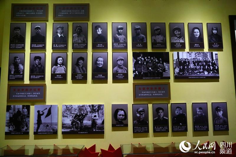 纪念馆内展出长征中特殊的群体照片。(朱虹 摄)