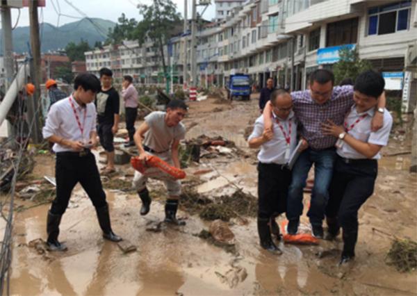 浙江泰顺教育局官员因救灾搀扶照被免职