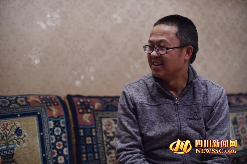  红原县教育局副局长阳康宁正在介绍红原的教育状况
