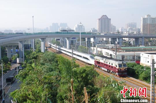 台风过后内燃机车助厦门动车组&ldquo;脱困&rdquo;（图）