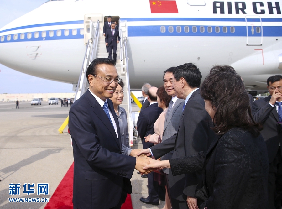 当地时间9月18日下午,应联合国秘书长潘基文邀请,国务院总理李克强乘专机抵达纽约肯尼迪国际机场,出席第71届联合国大会系列高级别会议。李克强总理夫人程虹同机抵达。新华社记者 张铎 摄 当地时间9月18日下午,应联合国秘书长潘基文邀请,国务院总理李克强乘专机抵达纽约肯尼迪国际机场,出席第71届联合国大会系列高级别会议。李克强总理夫人程虹同机抵达。新华社记者 张铎 摄