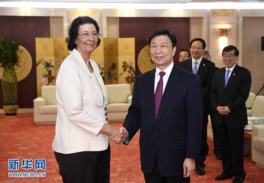 9月21日，中国国家副主席李源潮在银川会见出席2016年国际和平日纪念活动的苏里南国民议会议长珍妮弗·西蒙斯。 新华社记者 王鹏 摄