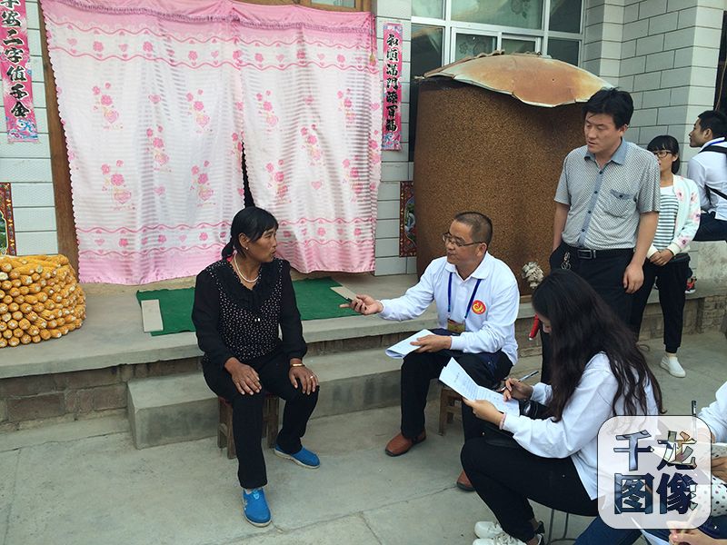 9月20日，“长征路上奔小康”甘肃采访团来到会宁县周湾村。图为王刚的妻子接受记者采访。千龙网记者 马文娟 摄