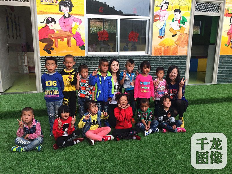 9月22日，&ldquo;长征路上奔小康&rdquo;甘肃采访团到达庆阳市华池县南梁镇。图为白家砭山村小学的老师郝春霞（中）、华池县幼儿园帮扶老师张小芳（右）和她们的13名学生。千龙网记者 马文娟摄