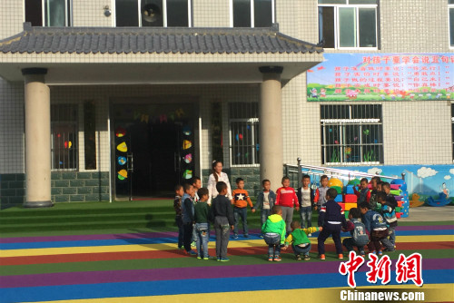 南梁中心幼儿园的小朋友在老师的带领下玩游戏。中新网 种卿 摄