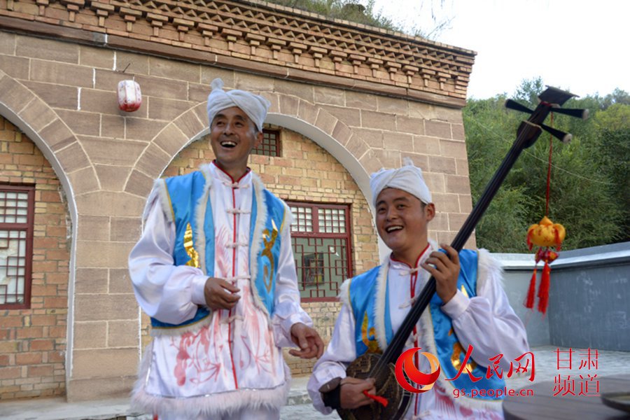 南梁説唱非遺傳承人張穎奎、張靜靜父子。（郭頌霞 攝）