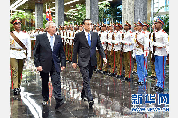当地时间9月24日，国务院总理李克强在哈瓦那革命宫同古巴国务委员会主席兼部长会议主席劳尔&middot;卡斯特罗举行会谈。会谈前，劳尔&middot;卡斯特罗在革命宫为李克强举行隆重的欢迎仪式。新华社记者 李涛 摄