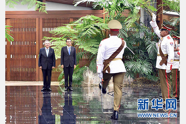 当地时间9月24日，国务院总理李克强在哈瓦那革命宫同古巴国务委员会主席兼部长会议主席劳尔&middot;卡斯特罗举行会谈。会谈前，劳尔&middot;卡斯特罗在革命宫为李克强举行隆重的欢迎仪式。新华社记者 李涛 摄