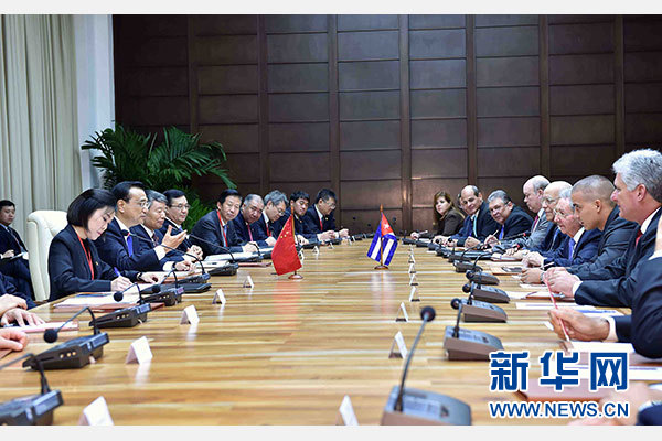 当地时间9月24日，国务院总理李克强在哈瓦那革命宫同古巴国务委员会主席兼部长会议主席劳尔&middot;卡斯特罗举行会谈。 新华社记者 李涛 摄