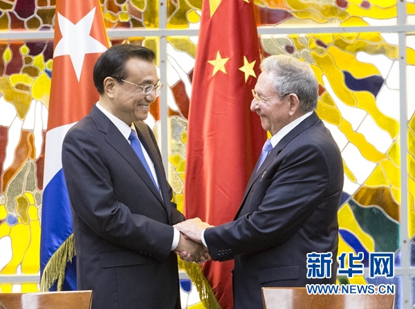 当地时间9月24日，国务院总理李克强在哈瓦那革命宫同古巴国务委员会主席兼部长会议主席劳尔&middot;卡斯特罗举行会谈。会谈后，李克强同劳尔&middot;卡斯特罗共同见证双边合作文件的签署。新华社记者黄敬文摄