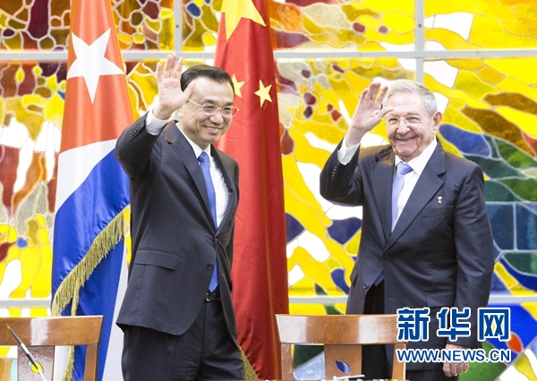 当地时间9月24日，国务院总理李克强在哈瓦那革命宫同古巴国务委员会主席兼部长会议主席劳尔&middot;卡斯特罗举行会谈。会谈后，李克强同劳尔&middot;卡斯特罗共同见证双边合作文件的签署。新华社记者黄敬文摄