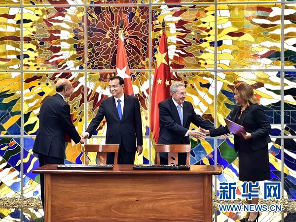 当地时间9月24日，国务院总理李克强在哈瓦那革命宫同古巴国务委员会主席兼部长会议主席劳尔&middot;卡斯特罗举行会谈。会谈后，李克强同劳尔&middot;卡斯特罗共同见证双边合作文件的签署。新华社记者李涛摄 