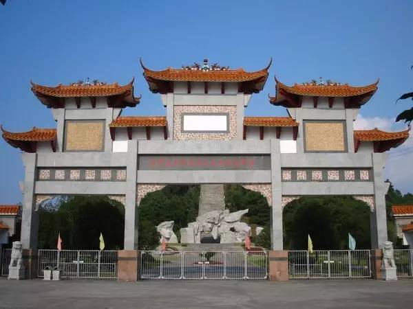 国庆去哪儿？走过这条路的广西人，恐怕你会哭！