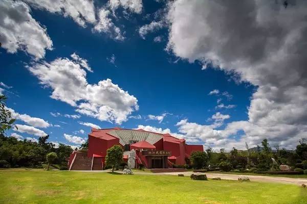 国庆去哪儿？走过这条路的广西人，恐怕你会哭！