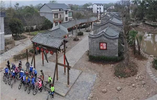 国庆去哪儿？走过这条路的广西人，恐怕你会哭！