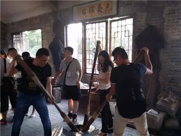 国庆去哪儿？走过这条路的广西人，恐怕你会哭！