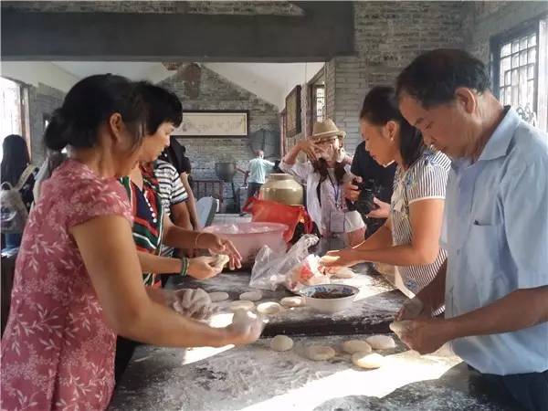 国庆去哪儿？走过这条路的广西人，恐怕你会哭！