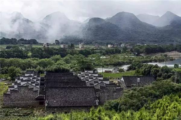 国庆去哪儿？走过这条路的广西人，恐怕你会哭！