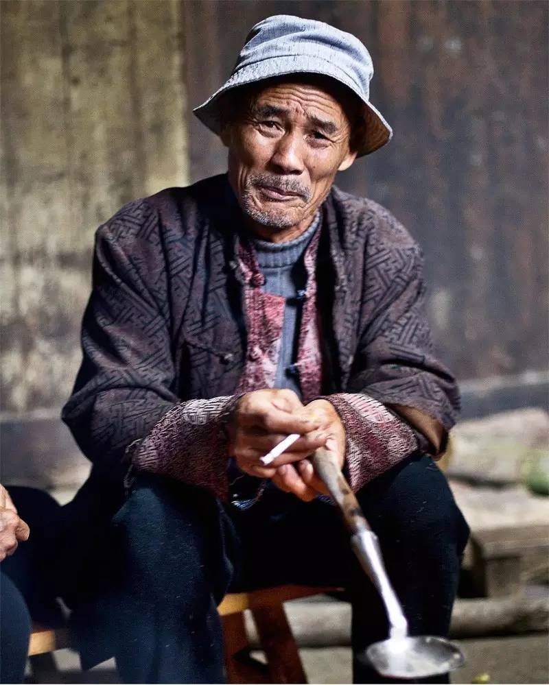 国庆去哪儿？走过这条路的广西人，恐怕你会哭！