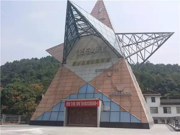 国庆去哪儿？走过这条路的广西人，恐怕你会哭！