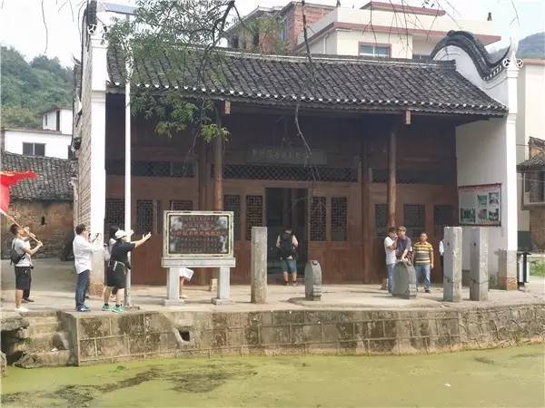 国庆去哪儿？走过这条路的广西人，恐怕你会哭！