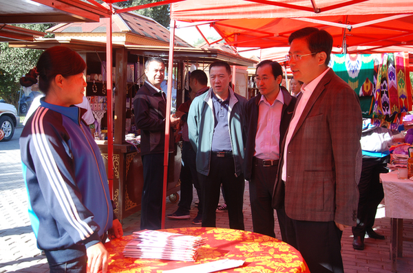 霍城县援疆干部为结对帮扶村贫困户捐赠&ldquo;爱心牛羊&rdquo;