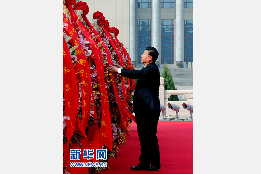 9月30日上午，黨和國家領導人習近平、李克強、張德江、俞正聲、劉雲山、王岐山、張高麗等來到北京天安門廣場，出席烈士紀念日向人民英雄敬獻花籃儀式。這是習近平整理花籃上的緞帶。新華社記者 鞠鵬 攝