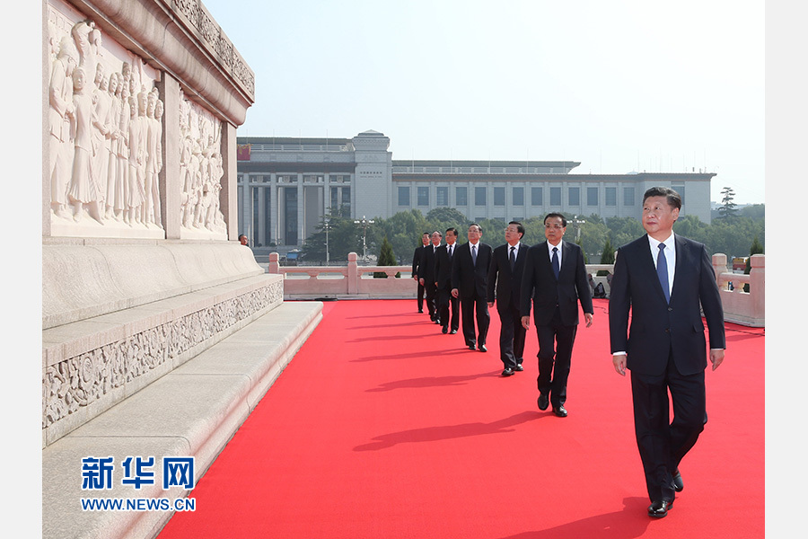 9月30日上午，黨和國家領導人習近平、李克強、張德江、俞正聲、劉雲山、王岐山、張高麗等來到北京天安門廣場，出席烈士紀念日向人民英雄敬獻花籃儀式。這是習近平等黨和國家領導人瞻仰人民英雄紀念碑。新華社記者 龐興雷 攝