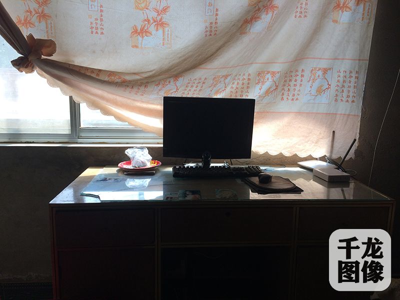 高寨村村民李鹏智的两个儿子都在兰州上大学,图为他们购置的电脑。千龙网记者 马文娟 摄