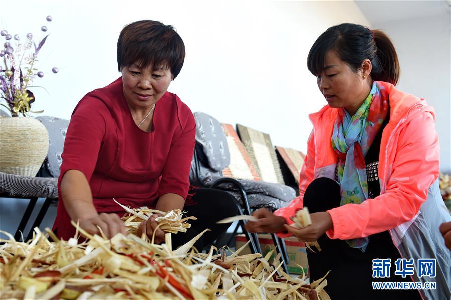 (扶贫攻坚)(3)变废为宝 女农民用“草”编出致富路