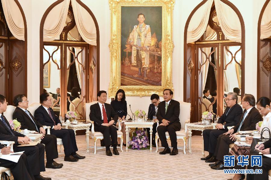 10月9日，泰国总理巴育（右四）在泰国曼谷会见前来出席亚洲合作对话第二次领导人会议的中国国家副主席李源潮。 新华社记者李芒茫摄