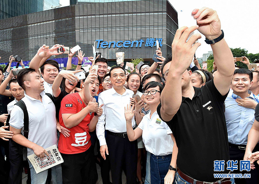 10月12日至13日，中共中央政治局常委、国务院总理李克强在广东深圳、东莞考察，并出席2016年全国大众创业万众创新活动周。这是10月12日，李克强在深圳全国&ldquo;双创&rdquo;周活动主会场深圳湾创业广场与年轻创业者合影留念。 新华社记者 李涛 摄