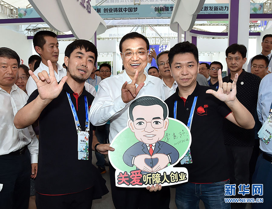 10月12日至13日，中共中央政治局常委、国务院总理李克强在广东深圳、东莞考察，并出席2016年全国大众创业万众创新活动周。这是10月12日，李克强在深圳全国&ldquo;双创&rdquo;周活动主会场深圳湾创业广场与创业团队成员合影留念。 新华社记者 李涛 摄