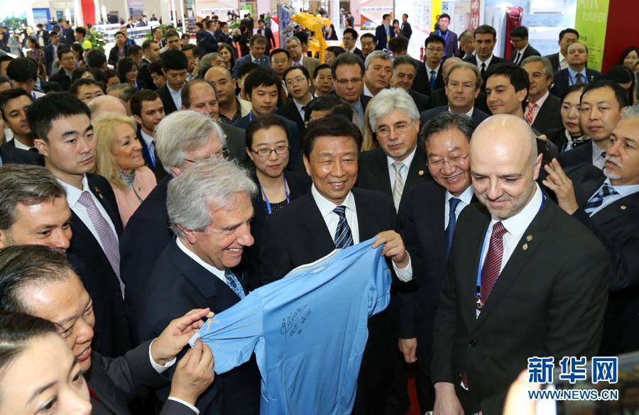 李源潮与乌拉圭总统巴斯克斯共同巡视中拉产能