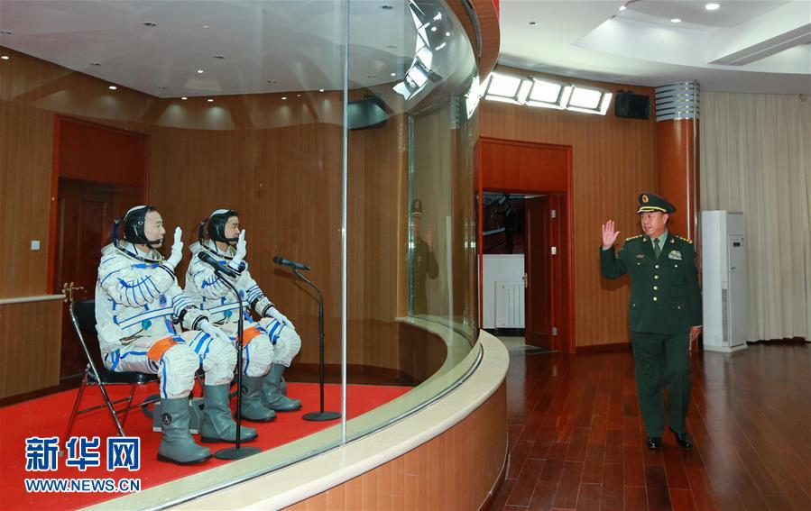 （时政）范长龙看望神舟十一号航天员景海鹏、陈冬