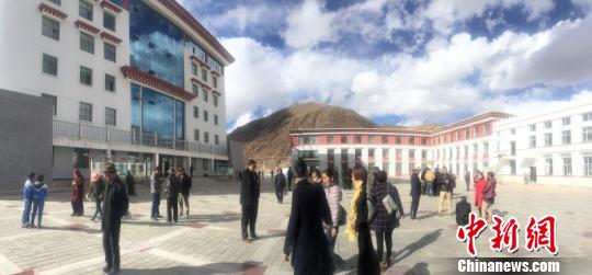 青海玉树杂多发生6.2级地震震感强烈民众屋外躲避