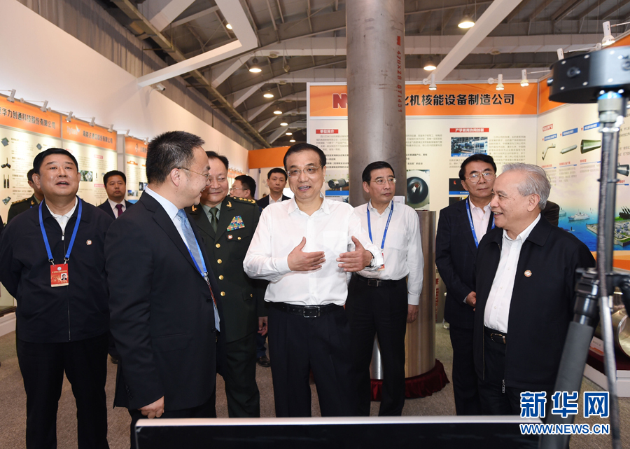 10月19日，中共中央政治局常委、國務院總理李克強在北京參觀第二屆軍民融合發展高技術成果展。 新華社記者 饒愛民 攝