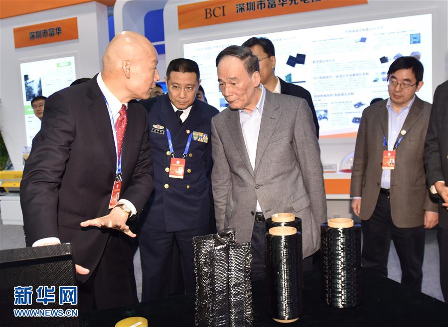 10月19日，中共中央政治局常委、中央紀委書記王岐山在北京參觀第二屆軍民融合發展高技術成果展。 新華社記者 李濤 攝