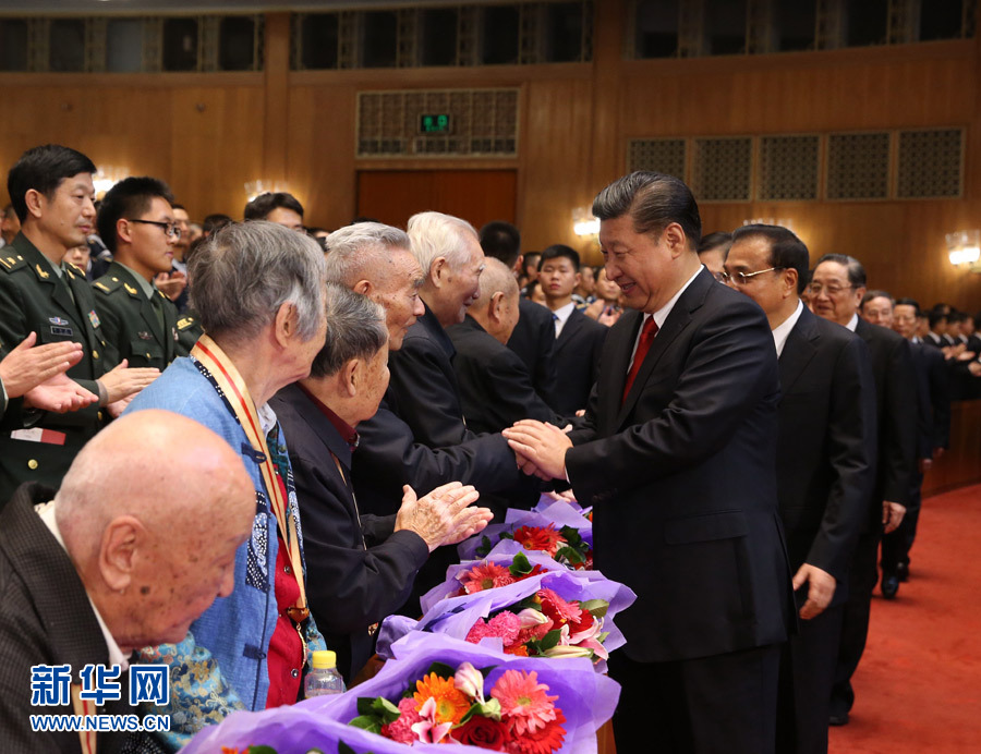  10月19日，纪念红军长征胜利80周年文艺晚会《永远的长征》在北京人民大会堂举行。习近平、李克强、张德江、俞正声、刘云山、王岐山、张高丽等党和国家领导人出席观看。这是演出开始前习近平与老红军代表亲切握手，向他们致以崇高敬意。新华社记者 马占成 摄