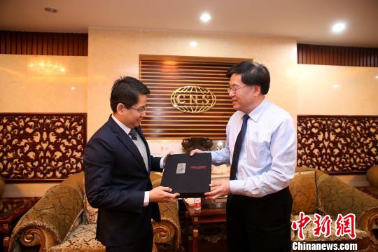 中新社社长章新新会见新加坡驻华大使罗家良