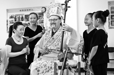 老外学习非遗吕剧感受中国戏曲文化