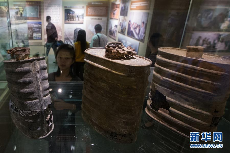 近日，&ldquo;还人民一片净土&mdash;&mdash;处理日本遗弃在华化学武器工作纪实展&rdquo;在南京开幕，吸引众多观众参观。本次展览共展示700多幅图片、70余件文物、300多枚复制化学弹模型，并通过幻影呈像、场景复原等手段，全面揭露了侵华日军使用化学武器的罪行，展现了处理日本遗弃在华化学武器的工作过程。