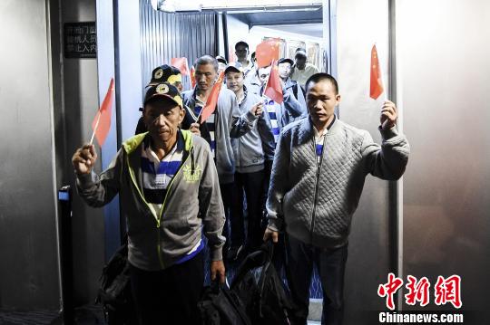 遭索马里海盗劫持的中国船员获救返抵广州