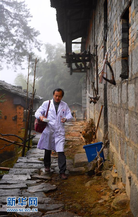 （新华视界）（1）高山深处的留守村医