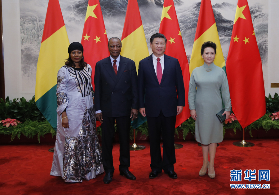 11月2日，國家主席習近平在北京人民大會堂同幾內亞總統孔戴舉行會談。會談前，習近平在人民大會堂東門外廣場為孔戴舉行歡迎儀式。這是習近平和夫人彭麗媛同孔戴總統夫婦合影。新華社記者 鞠鵬 攝