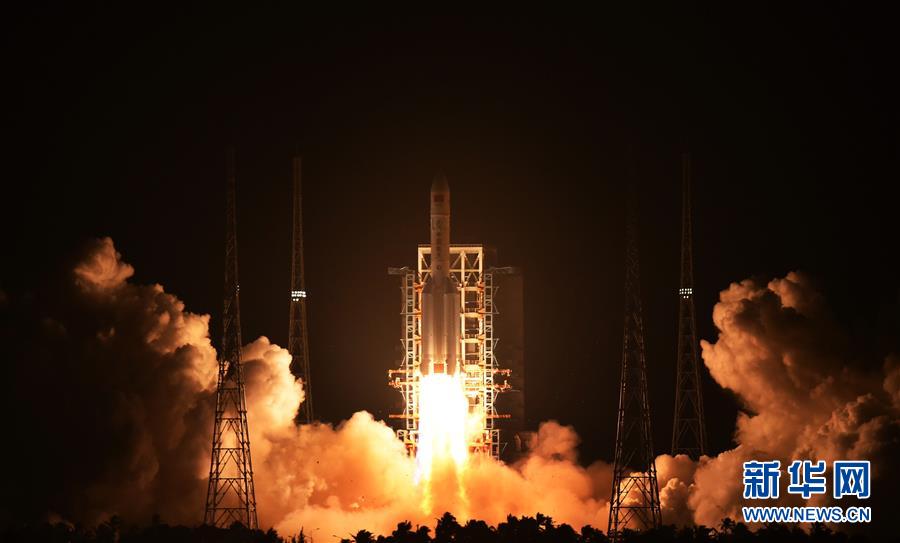 （新华视点&middot;图片版）（1）我国首枚大型运载火箭长征五号点火升空