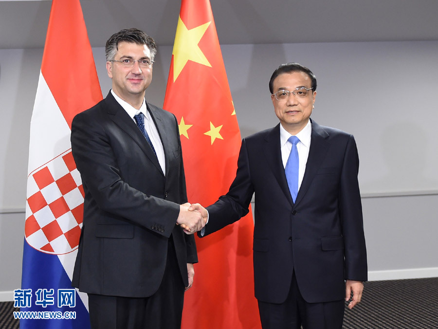 11月5日，国务院总理李克强在里加下榻饭店会见克罗地亚总理普连科维奇。 新华社记者 谢环驰 摄