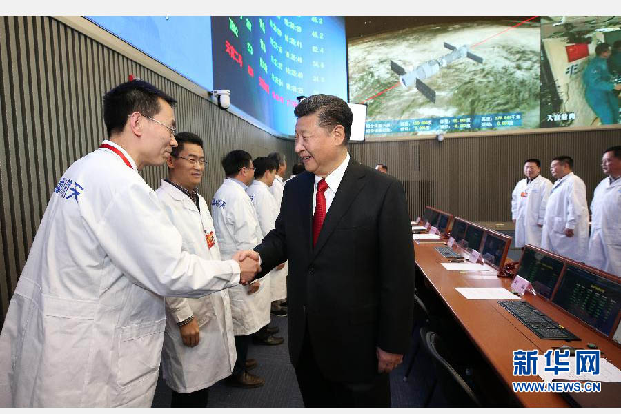 11月9日,中共中央总书记、国家主席、中央军委主席习近平来到中国载人航天工程指挥中心,同正在天宫二号执行任务的神舟十一号航天员景海鹏、陈冬亲切通话。这是通话结束后,习近平来到指挥中心现场参试人员中间,同大家亲切握手,致以问候。新华社记者 马占成 摄 11月9日,中共中央总书记、国家主席、中央军委主席习近平来到中国载人航天工程指挥中心,同正在天宫二号执行任务的神舟十一号航天员景海鹏、陈冬亲切通话。这是通话结束后,习近平来到指挥中心现场参试人员中间,同大家亲切握手,致以问候。新华社记者 马占成 摄