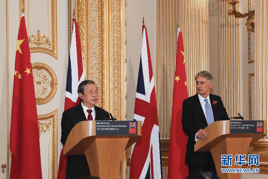 11月10日，在英国伦敦，中国国务院副总理马凯（左）在出席第八次中英经济财金对话后，与英国财政大臣哈蒙德共同会见记者。新华社记者韩岩摄