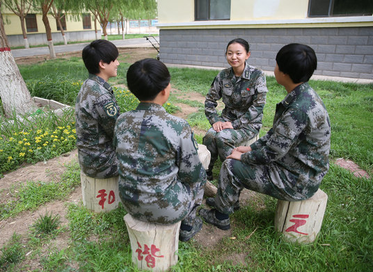 余梦涵与女兵谈心
